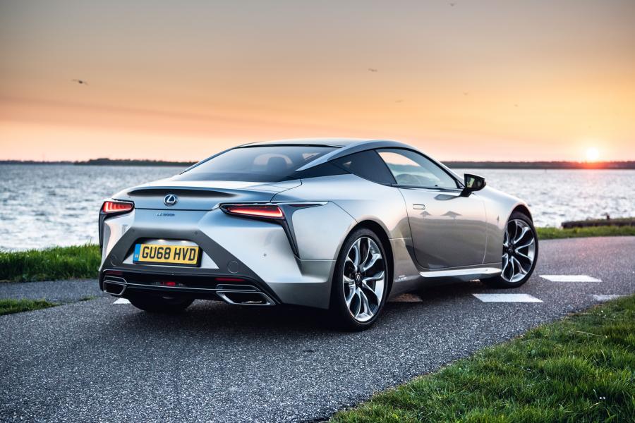  Lexus LC500h 2017 года  (UK) (фото 37 из 41)